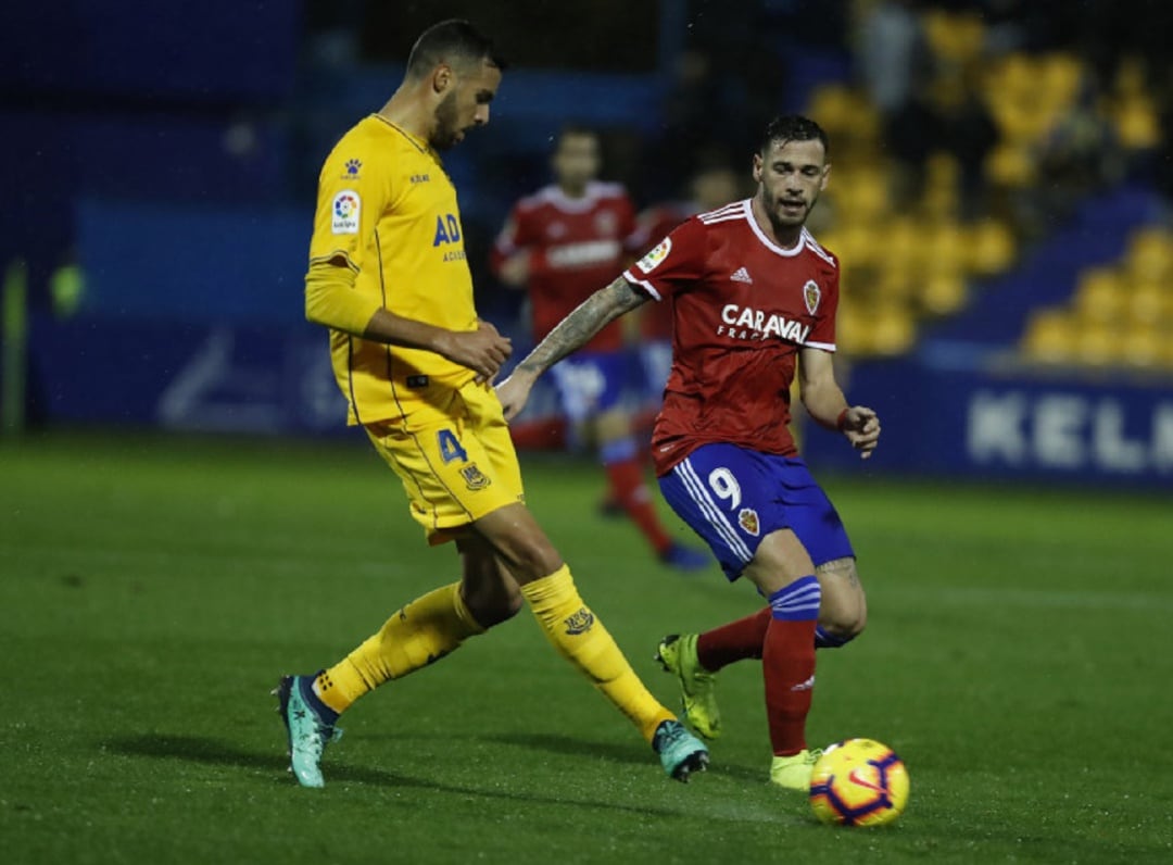 Álvaro, en una imagen del partido de la primera vuelta en Alcorcón, será la referencia del Real Zaragoza en ataque