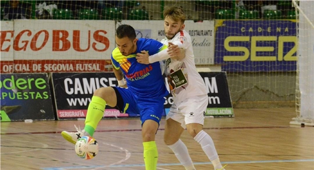 Álvaro pelea por un balón