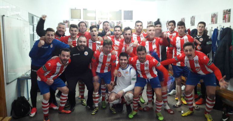 Los jugadores del Torredonjimeno celebran la victoria ante el Atlético Mancha Real.