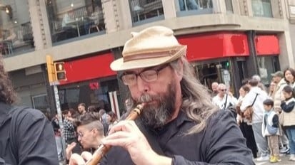 Desde hace casi 40 años lleva tocando la gralla