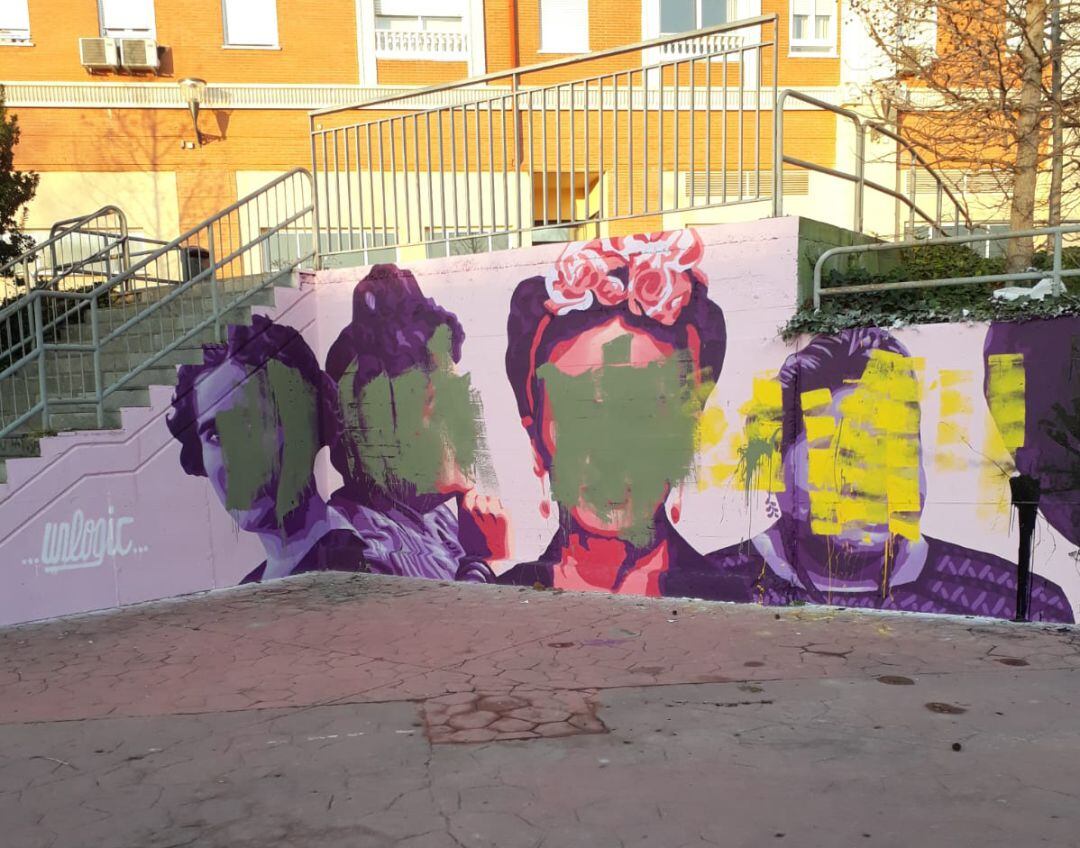 Las caras de las protagonistas del mural aparecieron tapadas con pintura verde y amarilla.