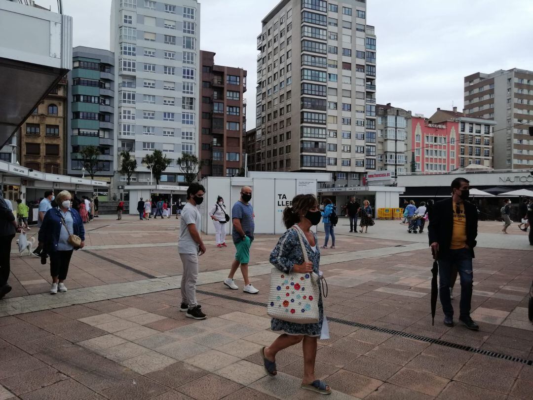 Ciudadanos pasean este sábado por &#039;Arte Gijón&#039;, el mercado de artesanía instalado en el Náutico. 