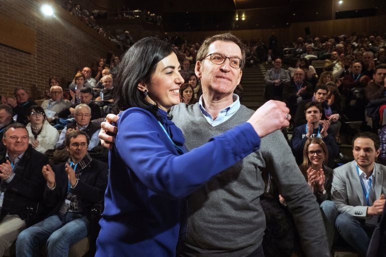 El presidente de la Xunta y del PPdeG, Alberto Núñez Feijóo, felicita a Elena Candia, elegida líder del PP de Lugo, durante el congreso provincial del Partido Popular de Lugo