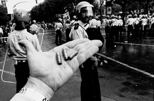 &quot;Es mi mano con balas Parabellum de ETA que tiraron anonimamente a un grupo de reporteros que estàbamos hablando durante unos incidentes en La Salve de Donostia&quot;