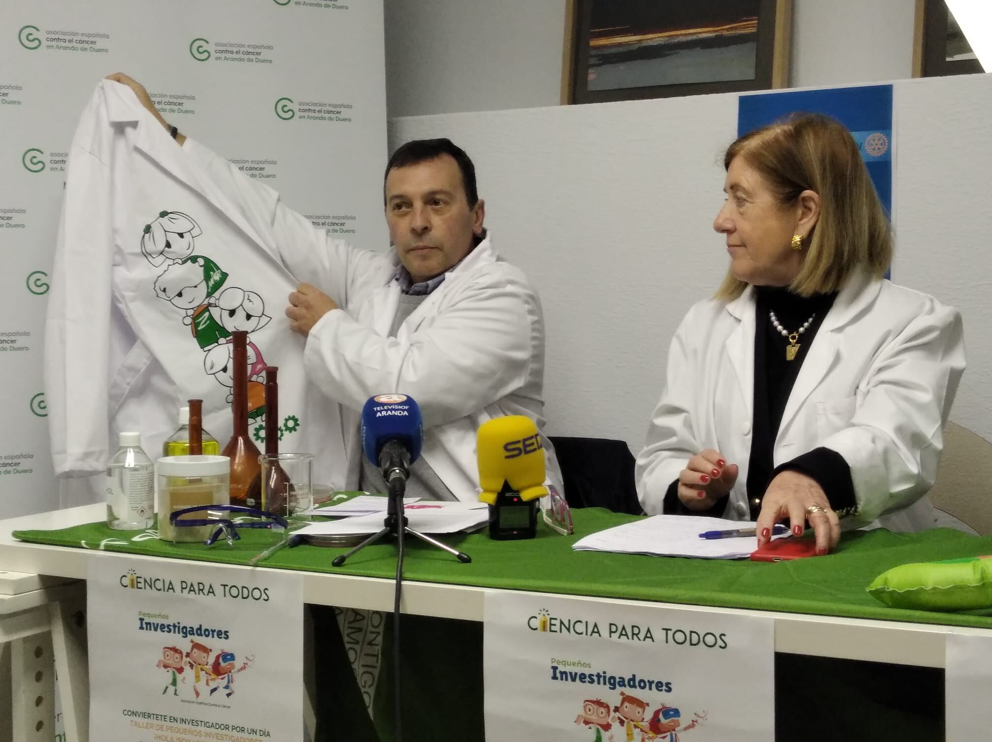 La AECC proporciona todo el material a los participantes, incluidas las batas