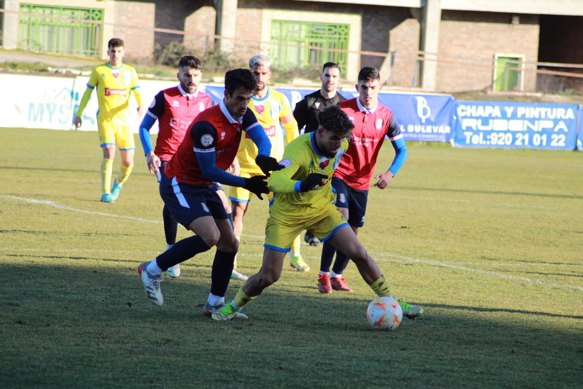 El delantero de la Arandina, Ayoub -con el balón- anotó el 0-1 en la primera parte.
