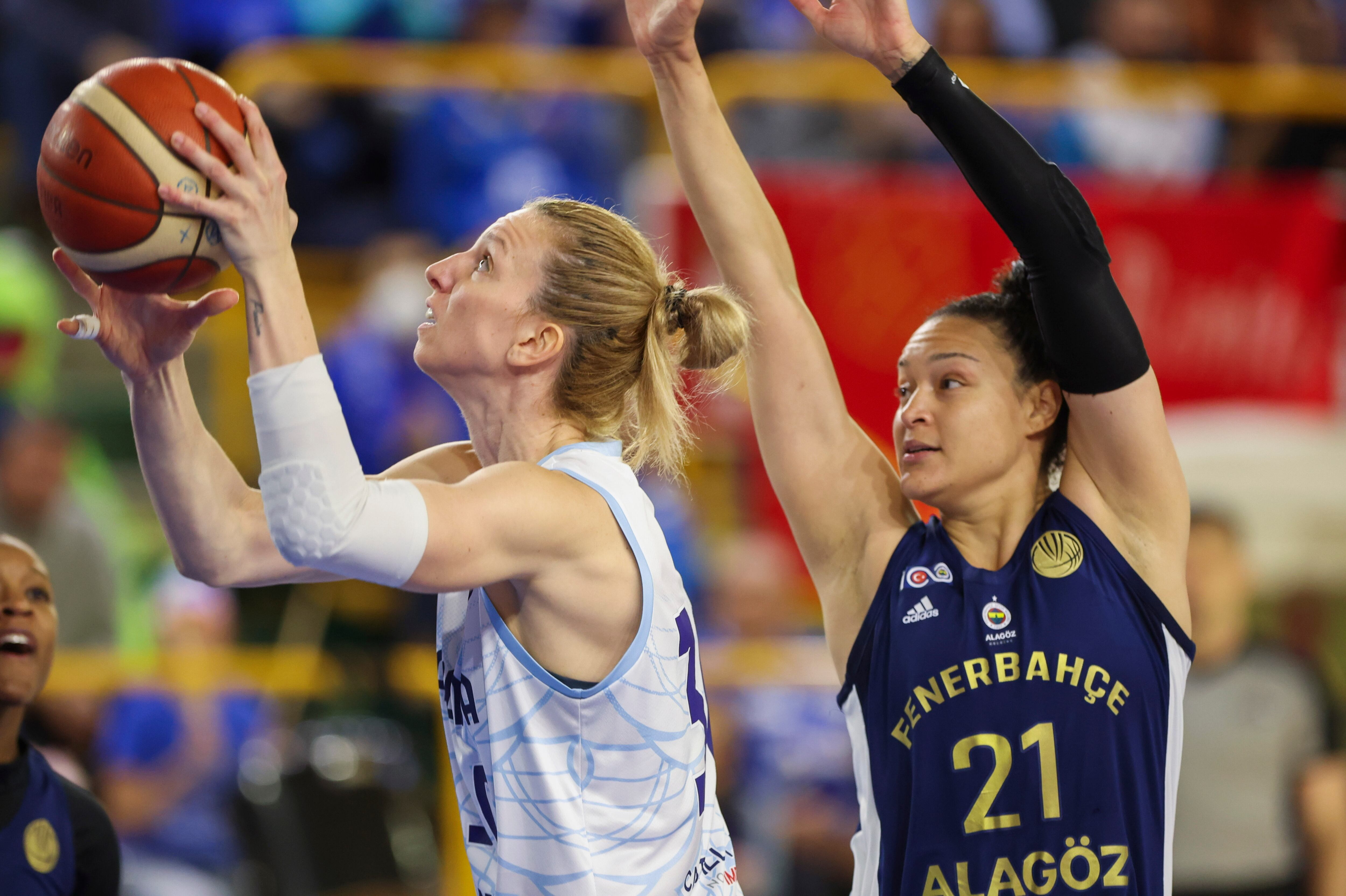 SALAMANCA, 28/02/2024.- La jugadora del Perfumerias Avenida Laura Gil (i) con el balón ante la base francesa del Fenerbahce, Marieme Badiane, durante el encuentro correspondiente a los cuartos de final de la Euroliga que han disputado hoy miércoles en el pabellón municipal de Wurzburg, en Salamanca. EFE/JMGARCIA.
