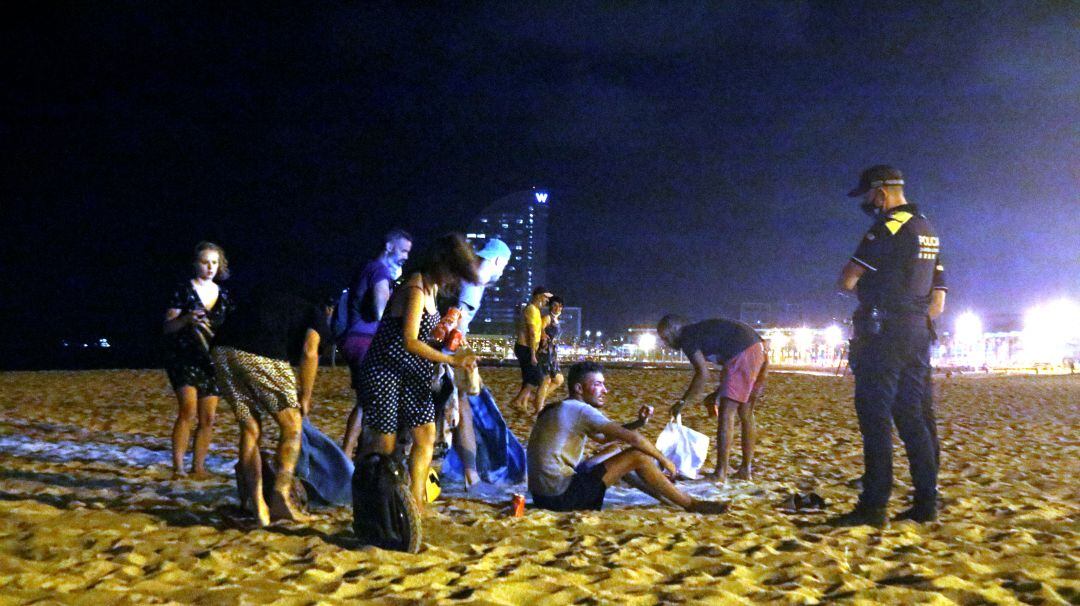 Las playas de la ciudad han sido uno de los puntos críticos en esta noche de botellones en Barcelona