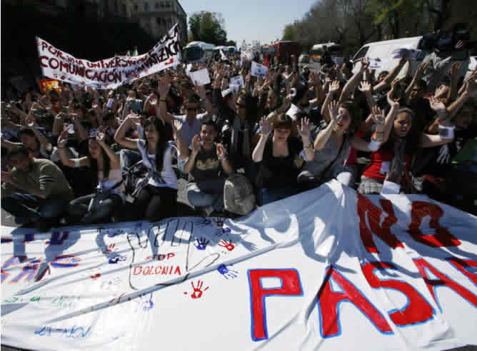 Los estudiantes españoles han vuelto a salir a las calles para protestar contra la creación de un espacio único europeo de educación superior, núcleo del plan Bolonia. En Barcelona, unos 6.000 estudiantes, según la guardia urbana, han participado en una manifestación que ha terminado con el encierro de unas mil personas en un patio interior de la Universitat Pompeu Fabra.