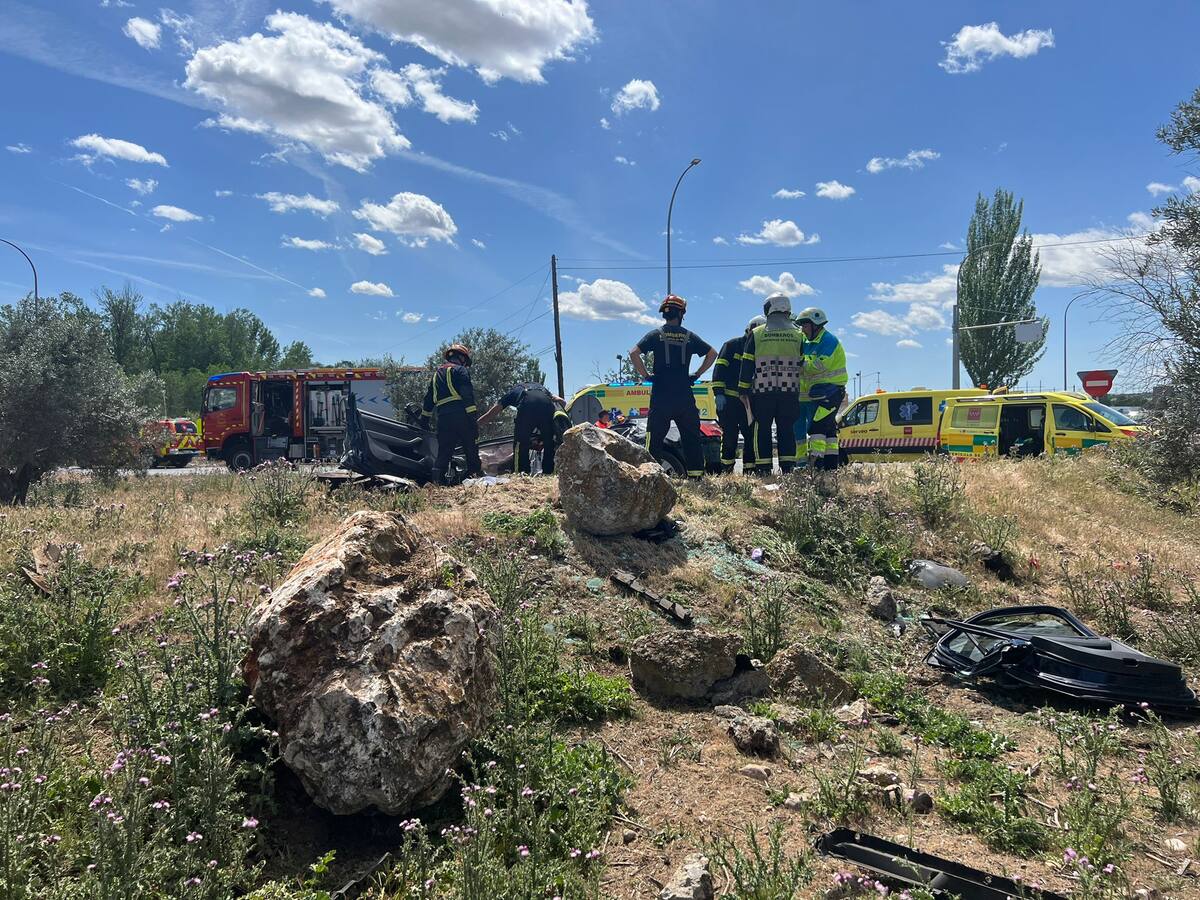 Dos heridos graves al volcar un turismo en una rotonda de San Sebastián de los Reyes