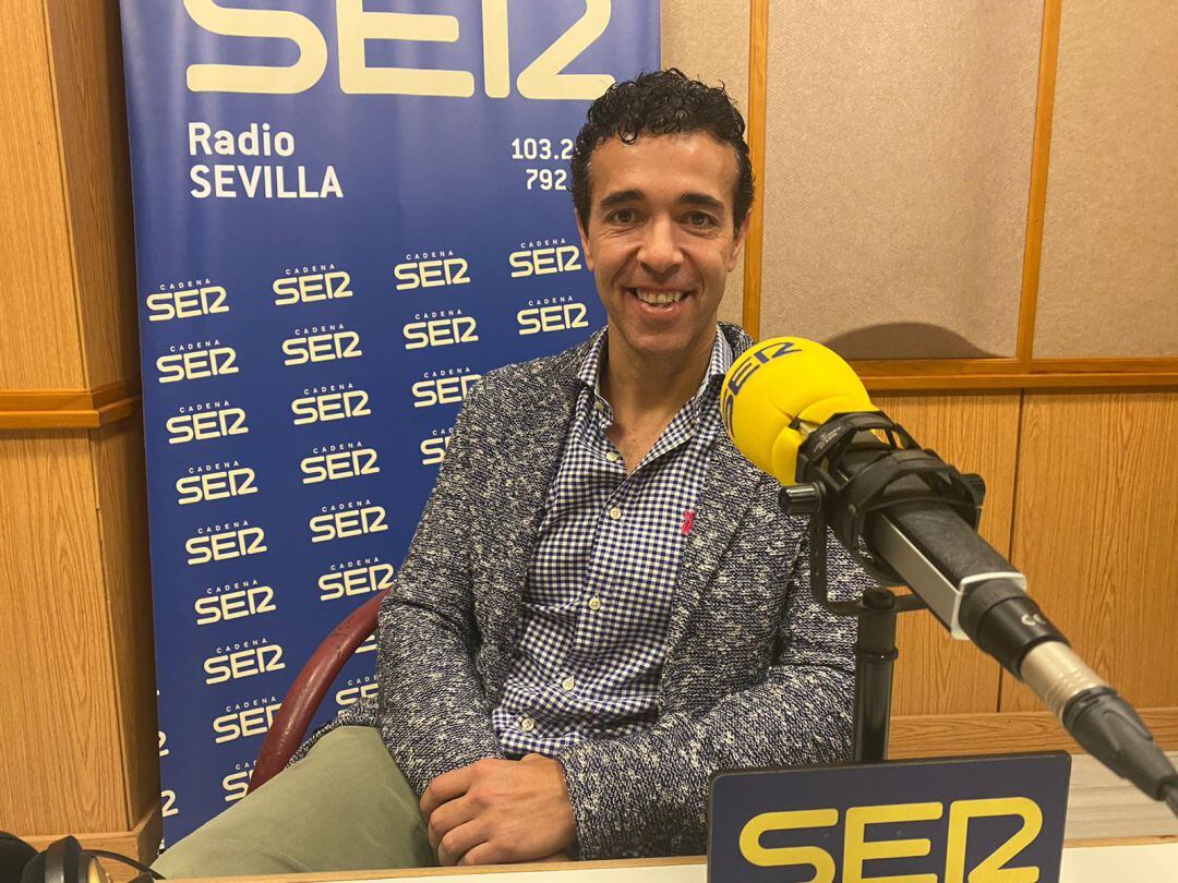 Imagen de archivo de Víctor Puerto en los estudios de Radio Sevilla