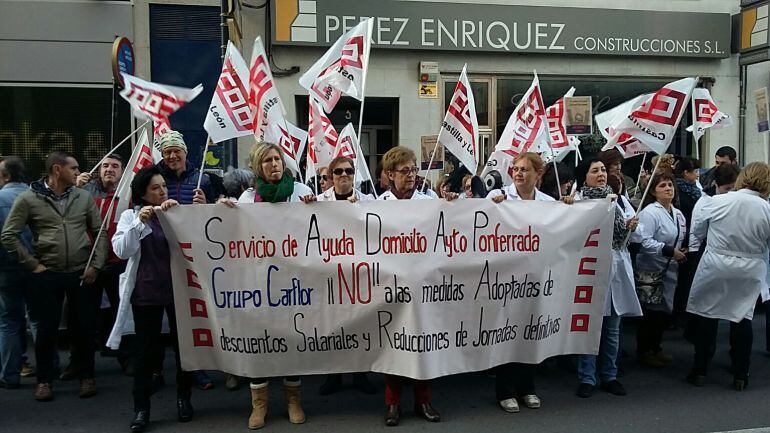 Un momento de la protesta frente a la sede de la empresa Carflor 
