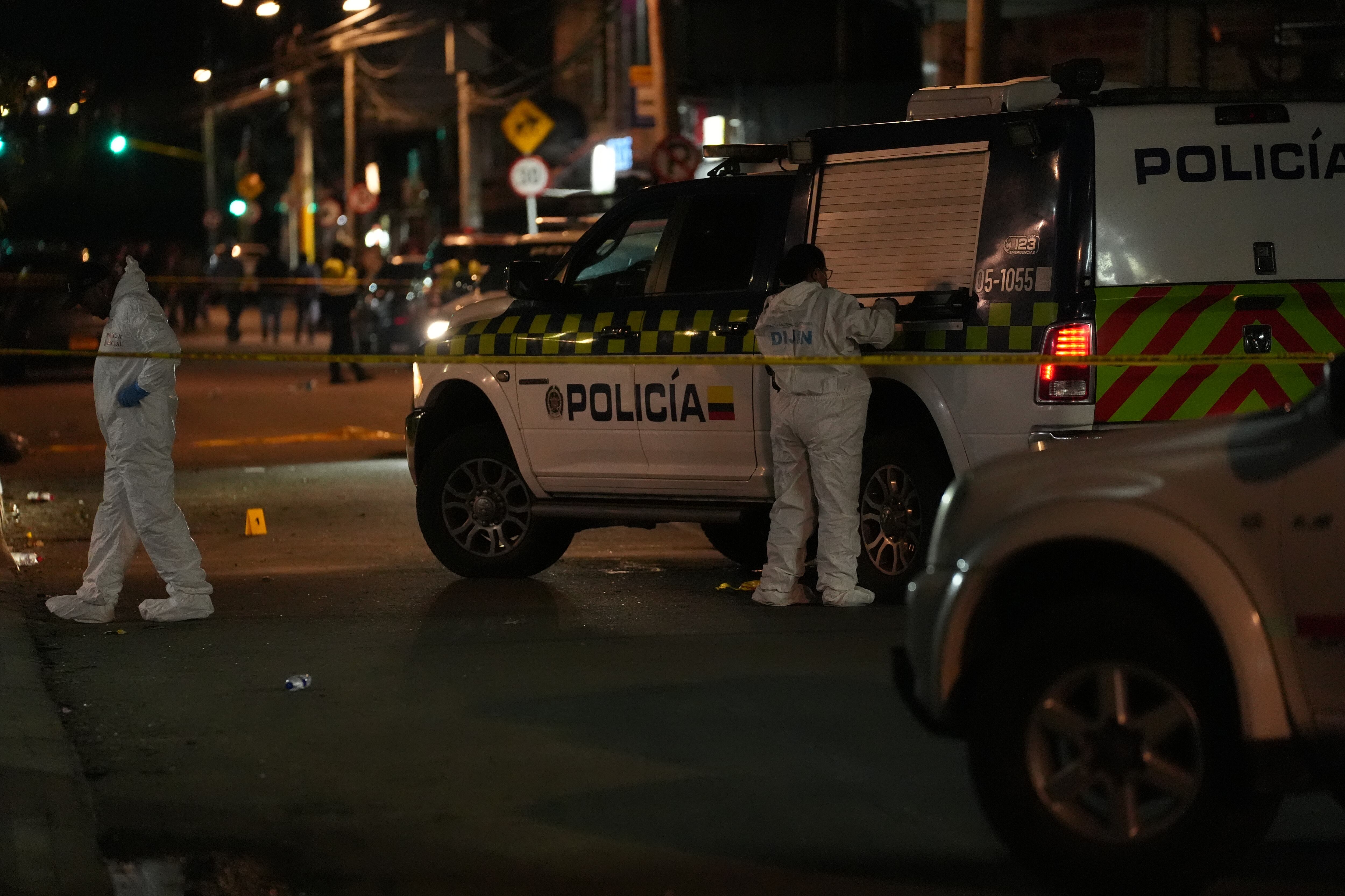 Investigadores forenses examinan el lugar donde el senador Miguel Uribe Turbay recibió un disparo y resultó herido en el barrio Modelia de Bogotá, Colombia, el 7 de junio de 2025. Juancho Torres/Anadolu vía Getty Images.
