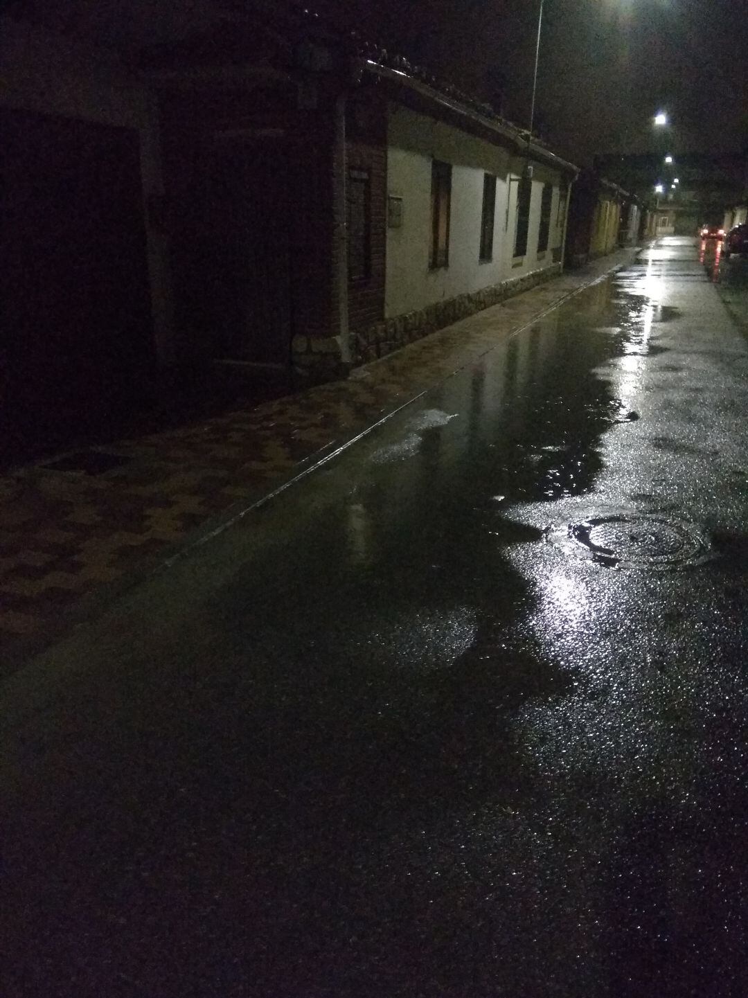 Acumulación de agua en las recién reformadas calles del barrio de San Gil de Cuéllar