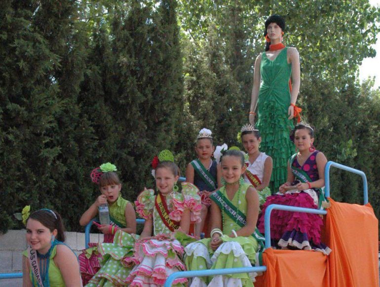 Desfile de la popular &quot;Tarasca&quot; en la localidad de Las Gabias (Granada)