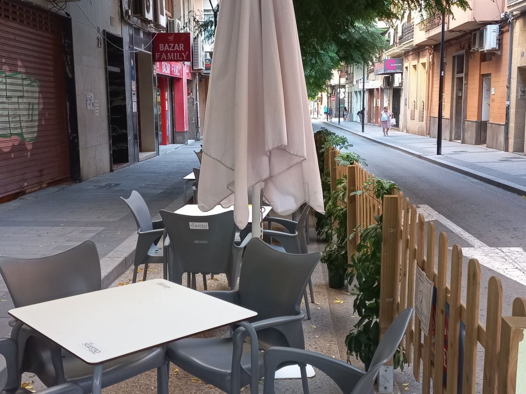 Velador autorizado en una de las calles de Alicante