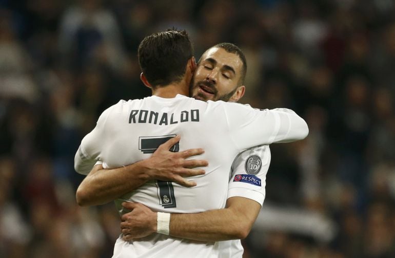 Ronaldo y Benzema se abrazan tras el hat-trick del francés.