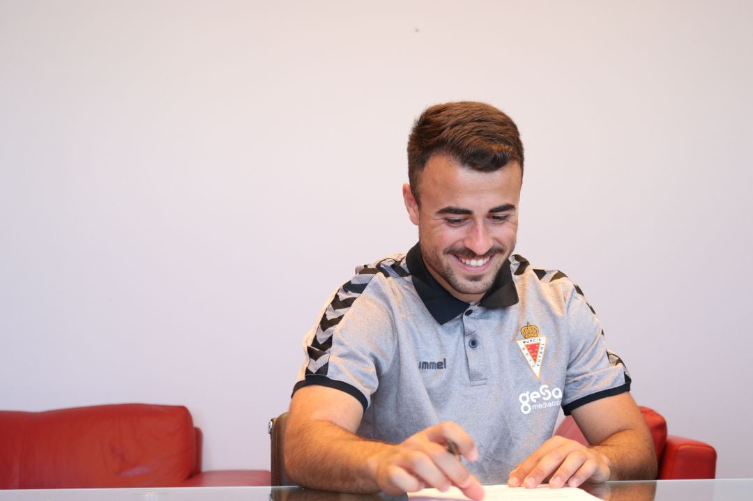 Andrés Silvente firma su contrato con el Real Murcia