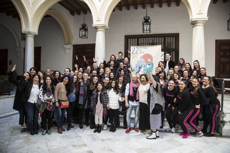 La bodega San Jinés acogío la presentación del espectáculo que podrá verse este lunes en la Sala Compañía