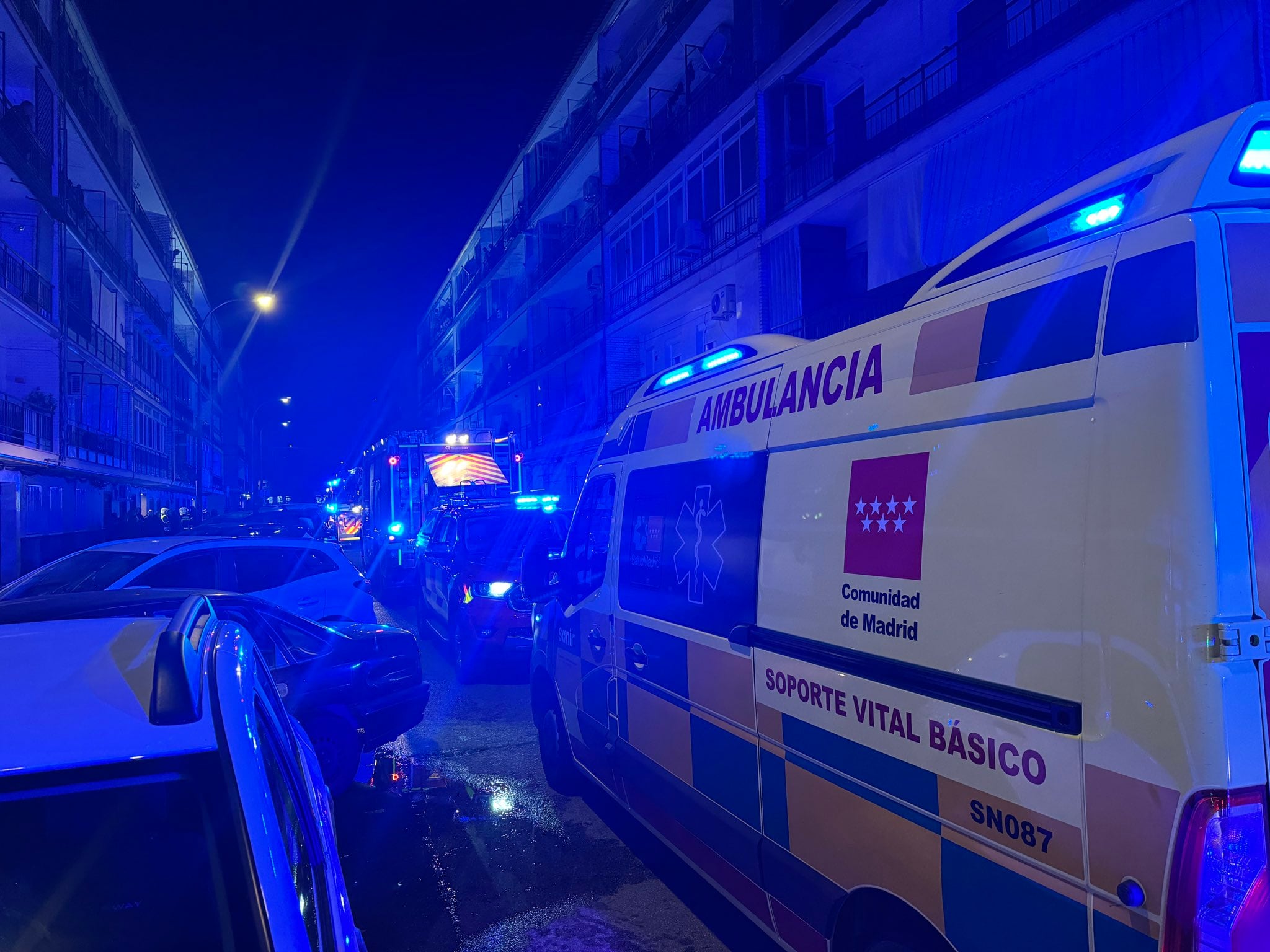 Los servicios sanitarios trabajando en el lugar del incendio