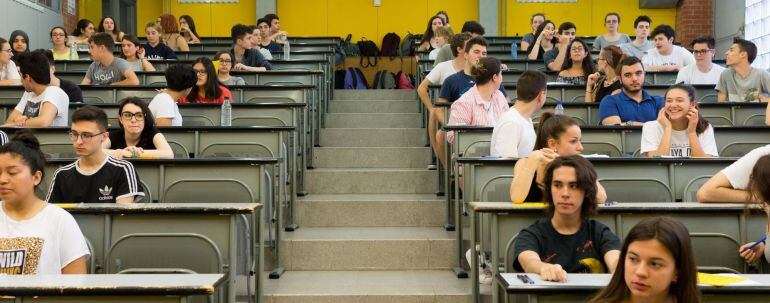 Una grupo de alumnos se prepara para examinarse de selectividad en el Campus de la UPC de Barcelona