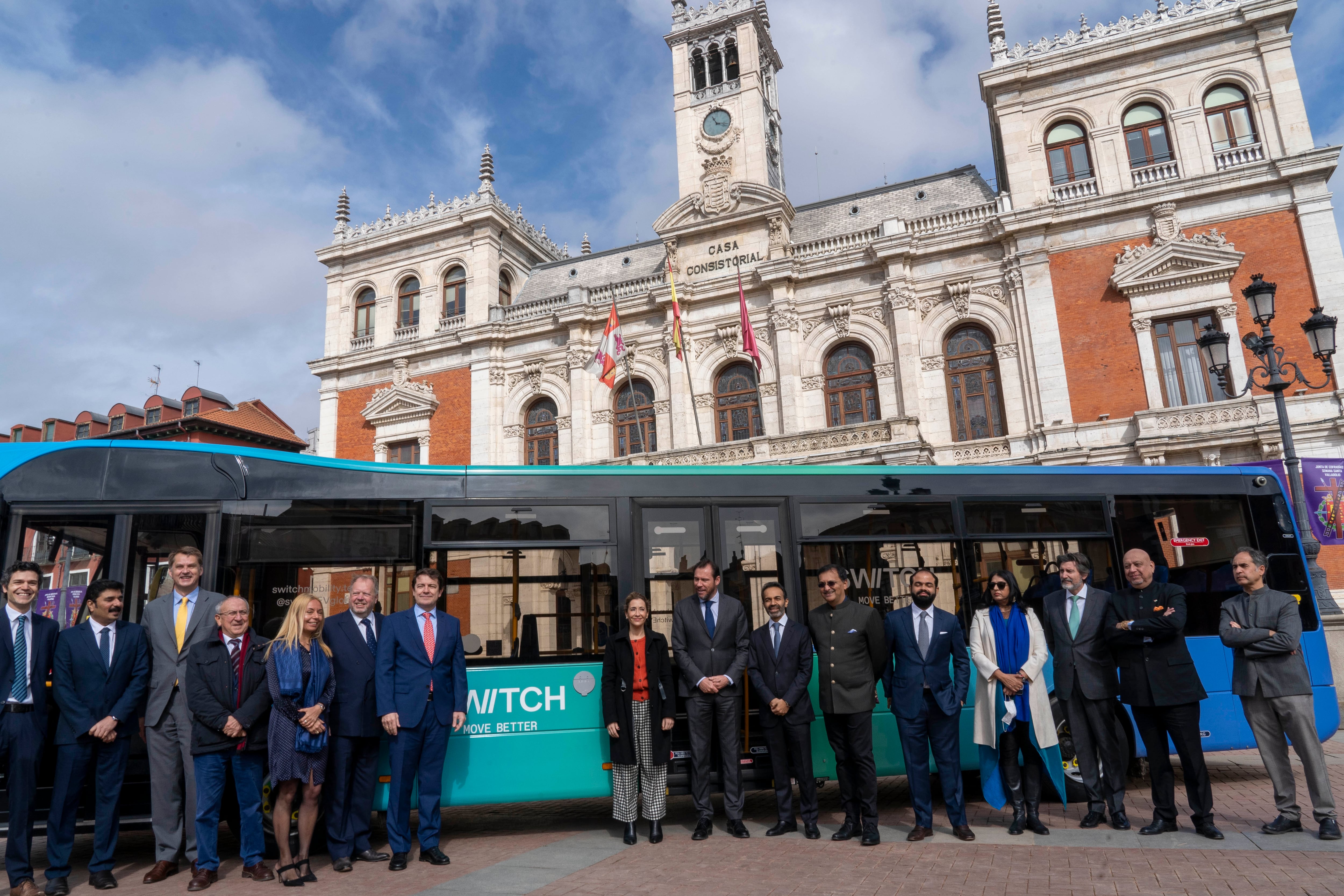 El presidente de Switch Mobility, Dheeraj Hinduja, el presidente de la Junta de Castilla y León, Alfonso Fernandez Mañueco, la ministra de Transportes, Movilidad y Agenda Urbana, Raquel Sánchez, y el alcalde de Valladolid, Óscar Puente, participan en la ceremonia de la puesta de la primera piedra de la nueva planta y el centro de investigación y desarrollo de autobuses de emisión cero y vehículos comerciales ligeros de Switch Mobility en Valladolid