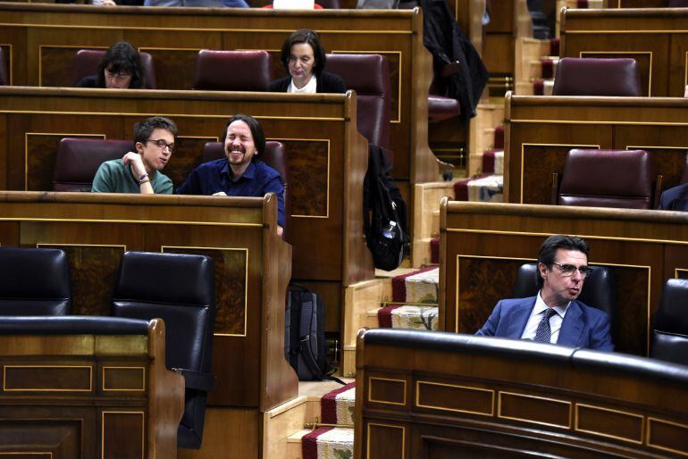 El ministro de Industria, Energía y Turismo en funciones, José Manuel Soria (d), en el pleno del Congreso