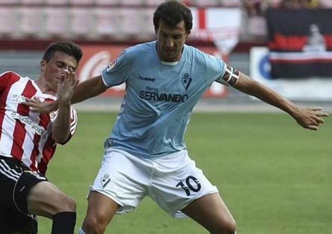 Arruabarrena defiende un balón ante la presión de un jugador riojano.