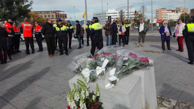 Compañeros y familiares hoy en el homenaje a las policías.