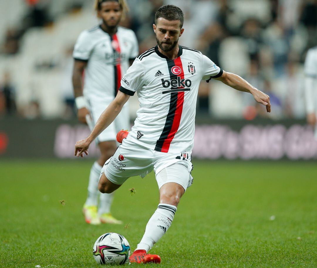 Pjanic, durante un partido con el Besiktas