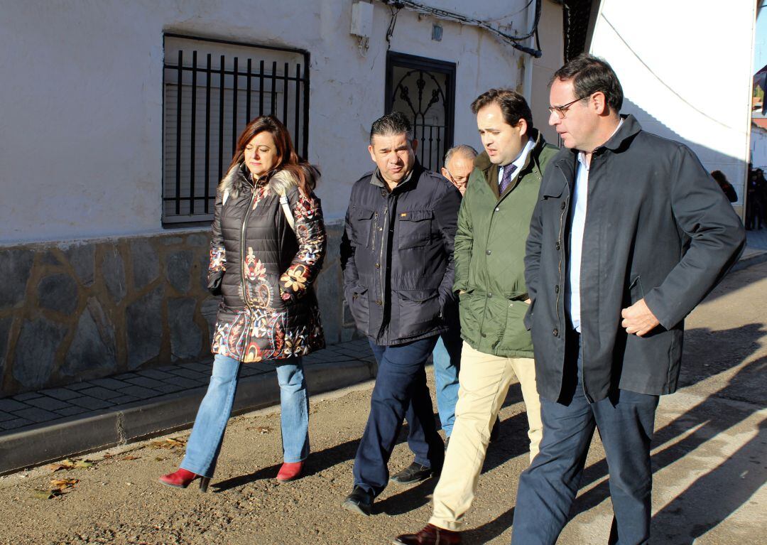 Núñez, junto a dirigentes del PP de Cuenca en su visita a Villar de Cañas