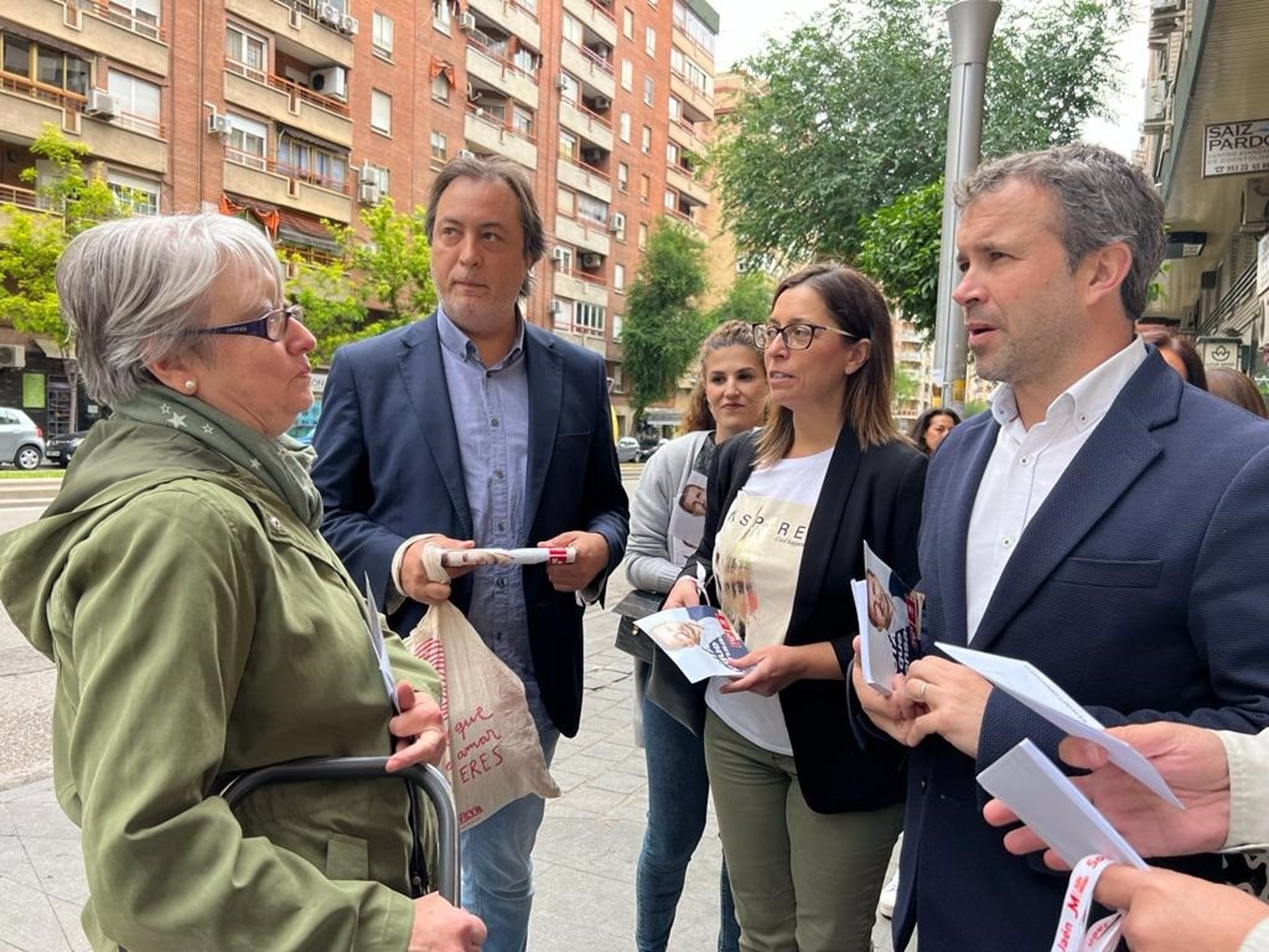 El candidato socialista a la Alcaldía de Jaén, Julio Millán, junto a otros miembros de la candidatura durante un paseo electoral en el Gran Eje de la capital