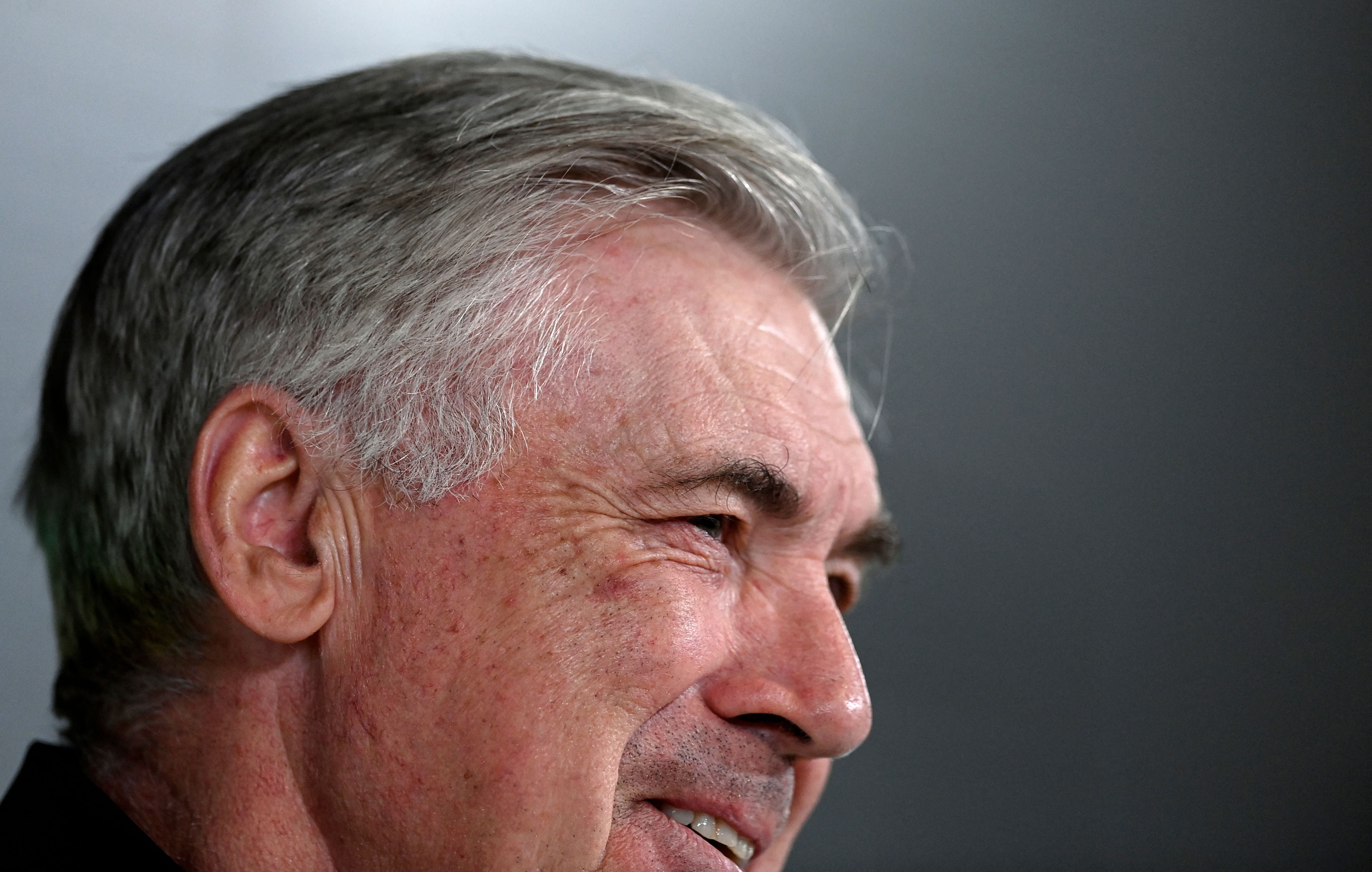 Ancelotti, sonriente, en rueda de prensa.