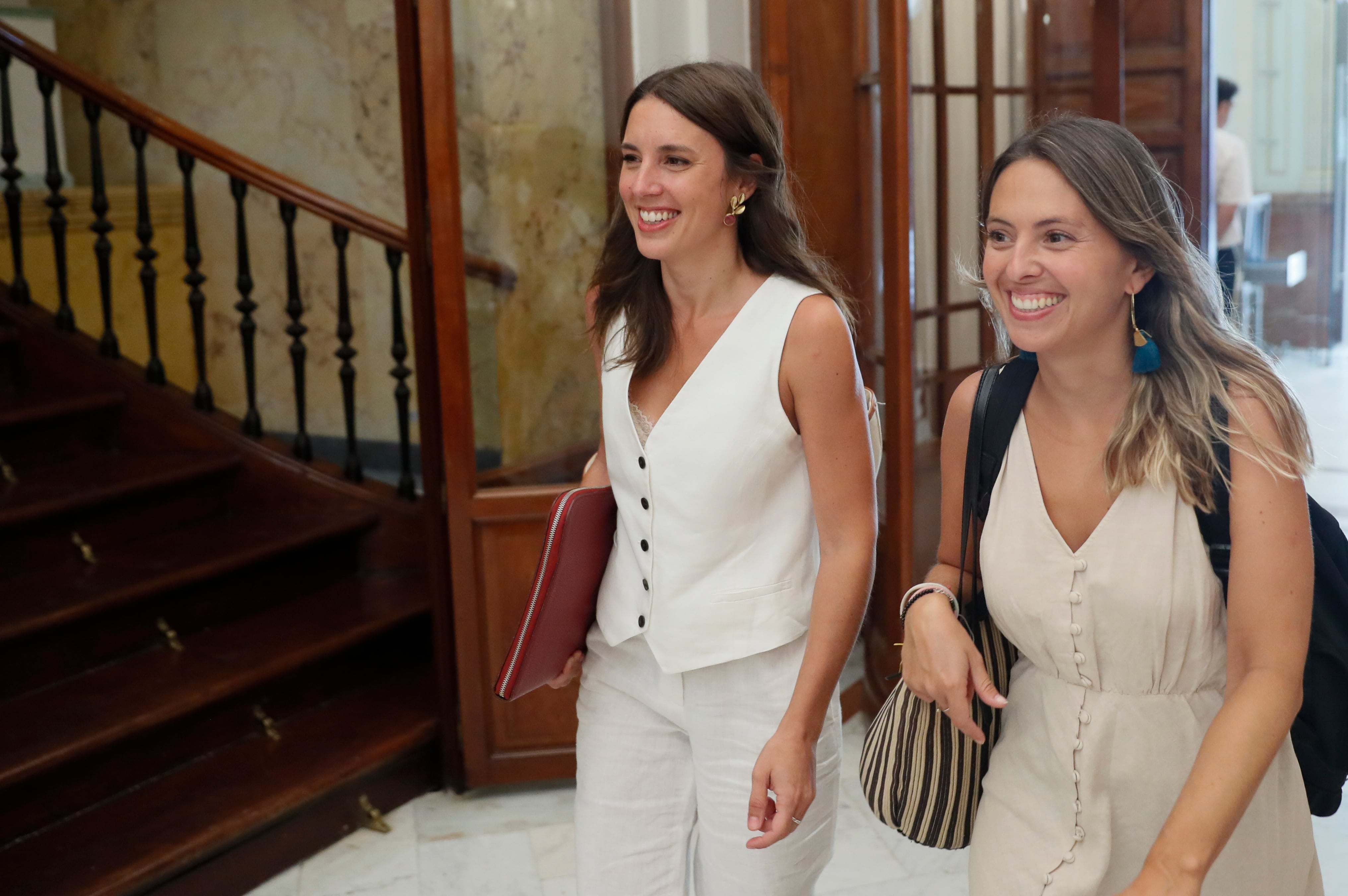 La ministra de Igualdad, Irene Montero (i) a su llegada tras el receso de la sesión extraordinaria en el Congreso de los Diputados, este jueves (EFE/ Mariscal).