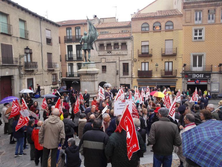 Segovianos que se concentraban por unas pensiones dignas.