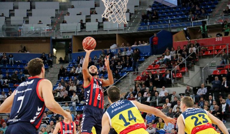 El húngaro Adam Hanga lanzando a canasta ante el Morabanc Andorra.