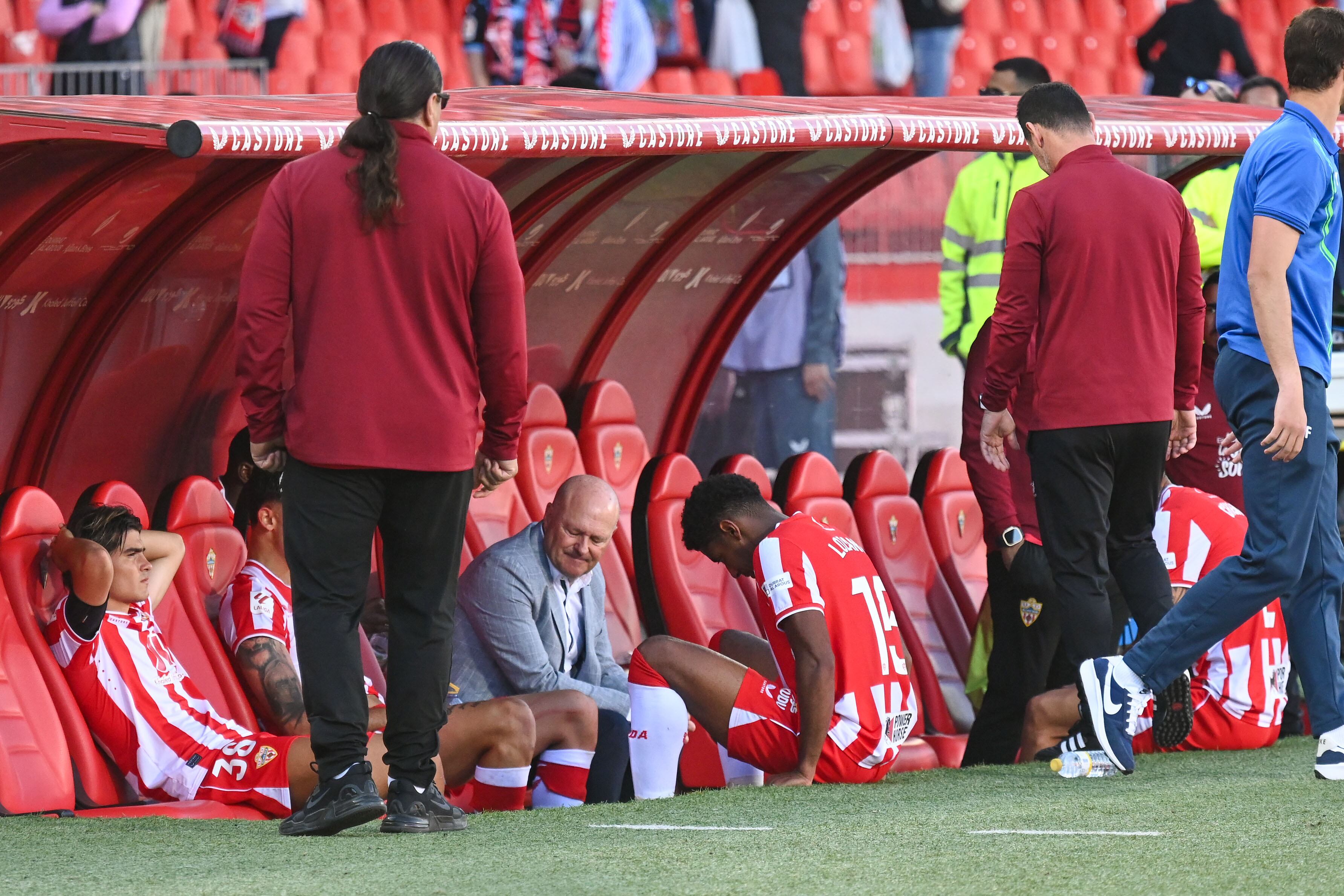 La imagen del banquillo con Pepe Mel y los jugadores después de terminar el partido y certificar el descenso.