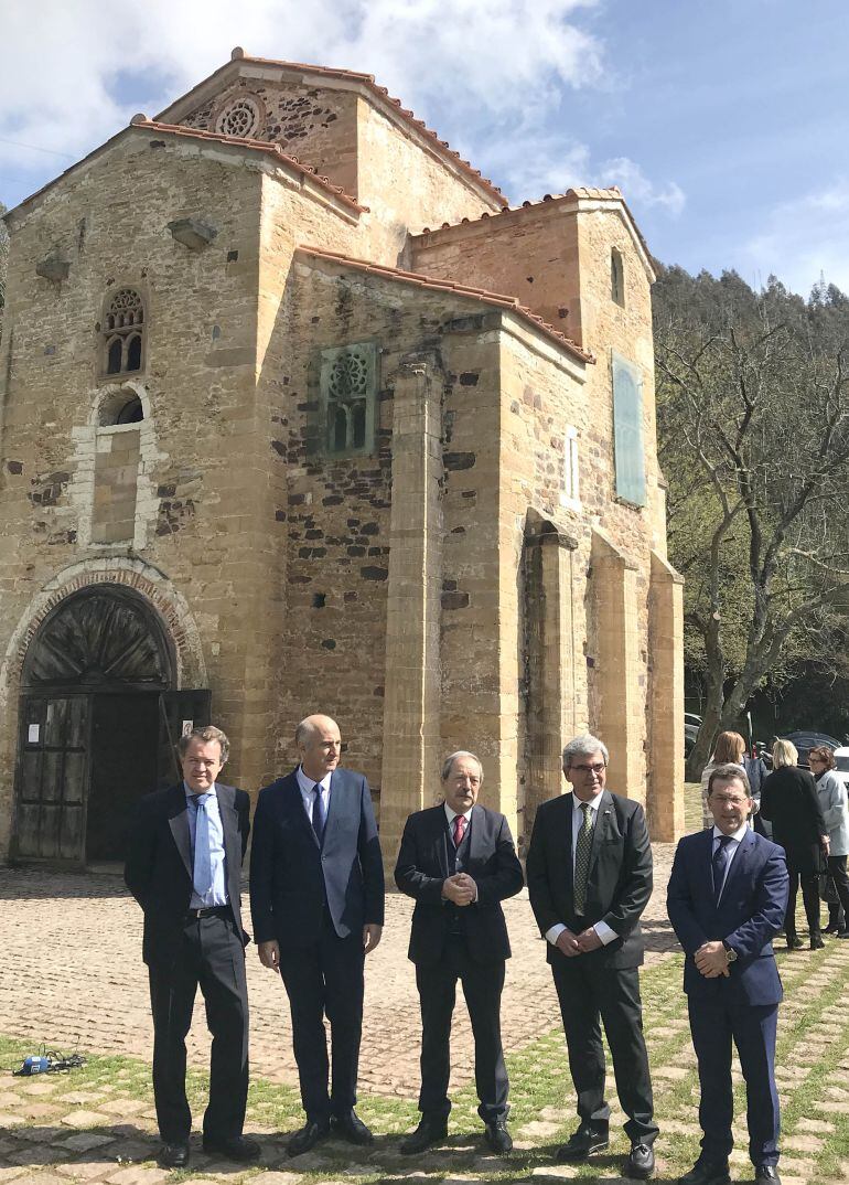 Autoridades asistentes al acto de presentación del proyecto de restauración de las pinturas de San Miguel de Lillo. En el centro, el alcalde de Oviedo. A su derecha, el delegado del gobierno en Asturias, Mariano Marín, y el consejero de Educación y Cultur