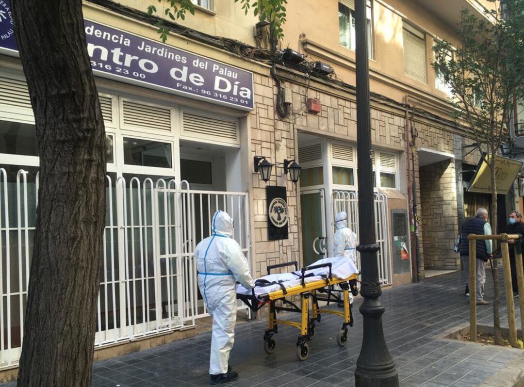 Un equipo sanitario llega a la residencia Jardines del Palau de València