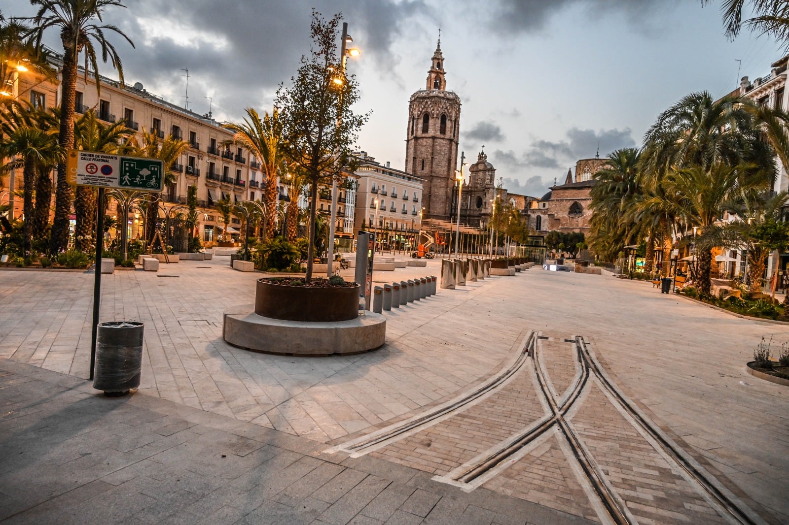 Abre al público la nueva plaza de la Reina de València después de 15 meses de obras.