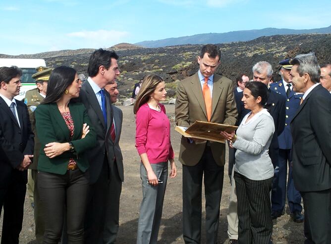 Los príncipes de Asturias y el ministro de Industria y Turismo, ante el volcán de El Hierro