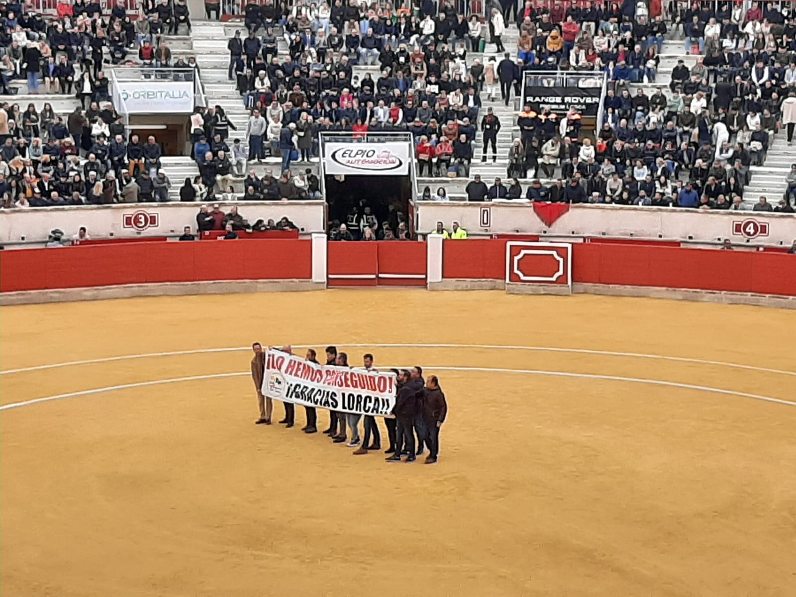 Miembros del Club Taurino de Lorca portan una pancarta donde se puede leer: &quot;Lo hemos conseguido&quot;