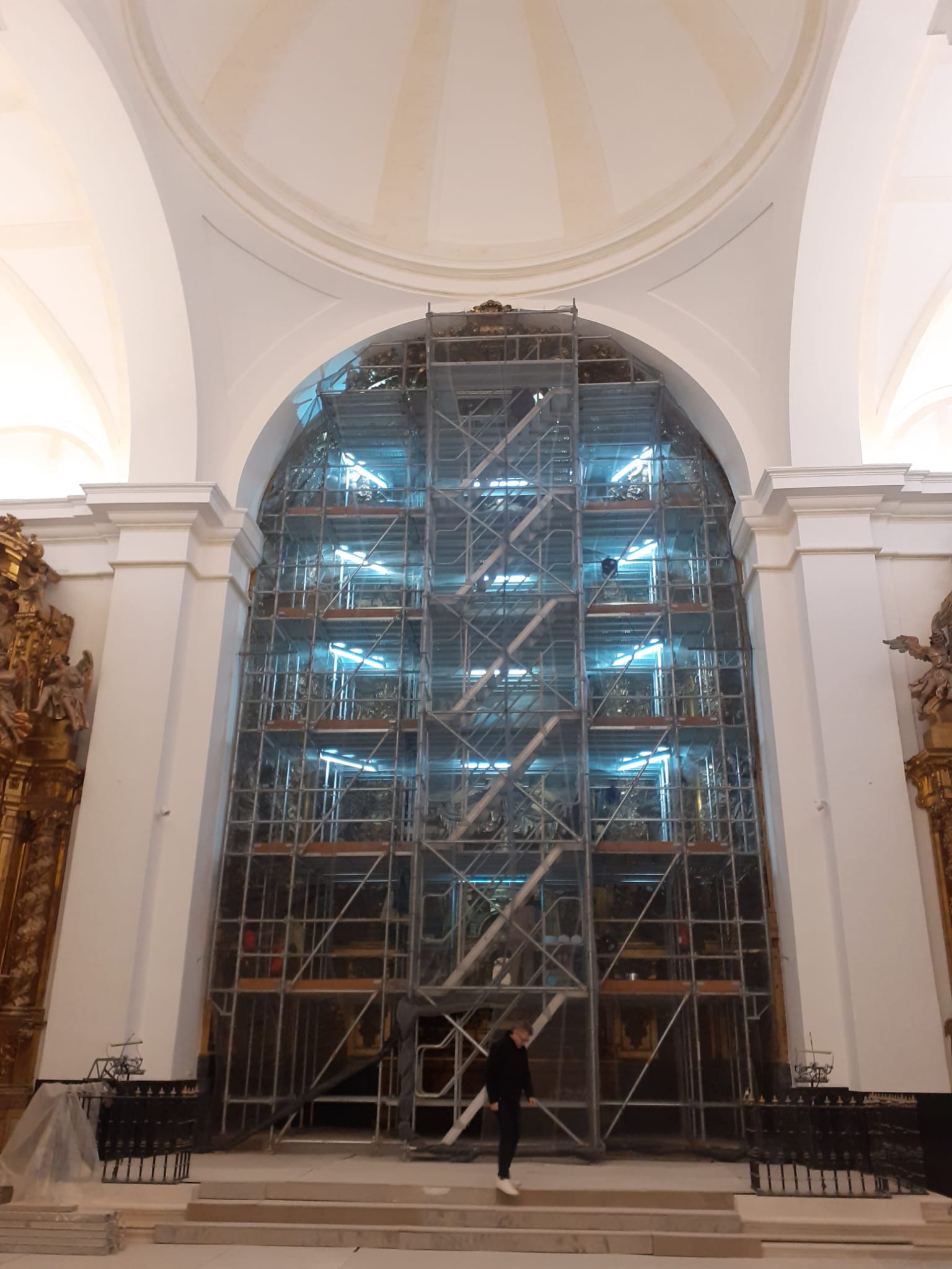 Retablo en restauración de la iglesia San Salvador de Leganés.