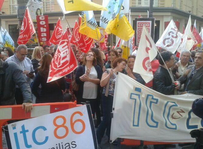 Trabajadores del Instituto de Astrofísica de Canarias manifestándose a las puertas del Parlamento