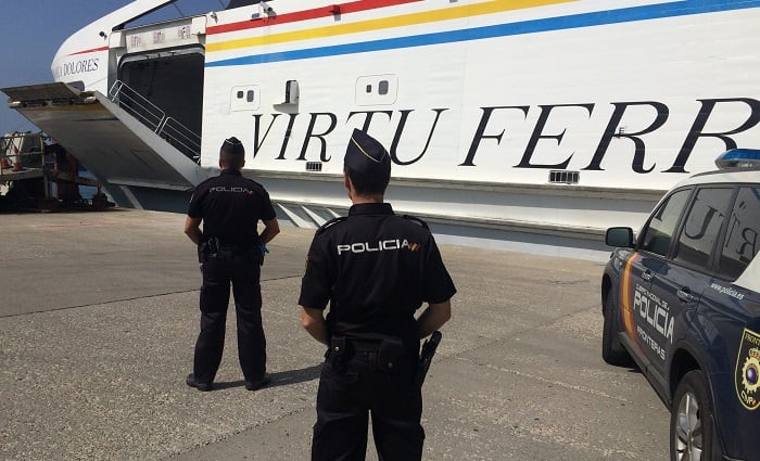 Agentes de Policía junto al Puerto