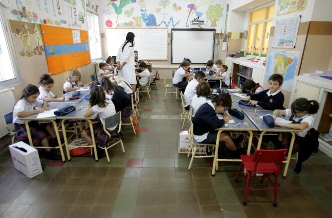Alumnos de Castilla y León en clase, junto a su maestra