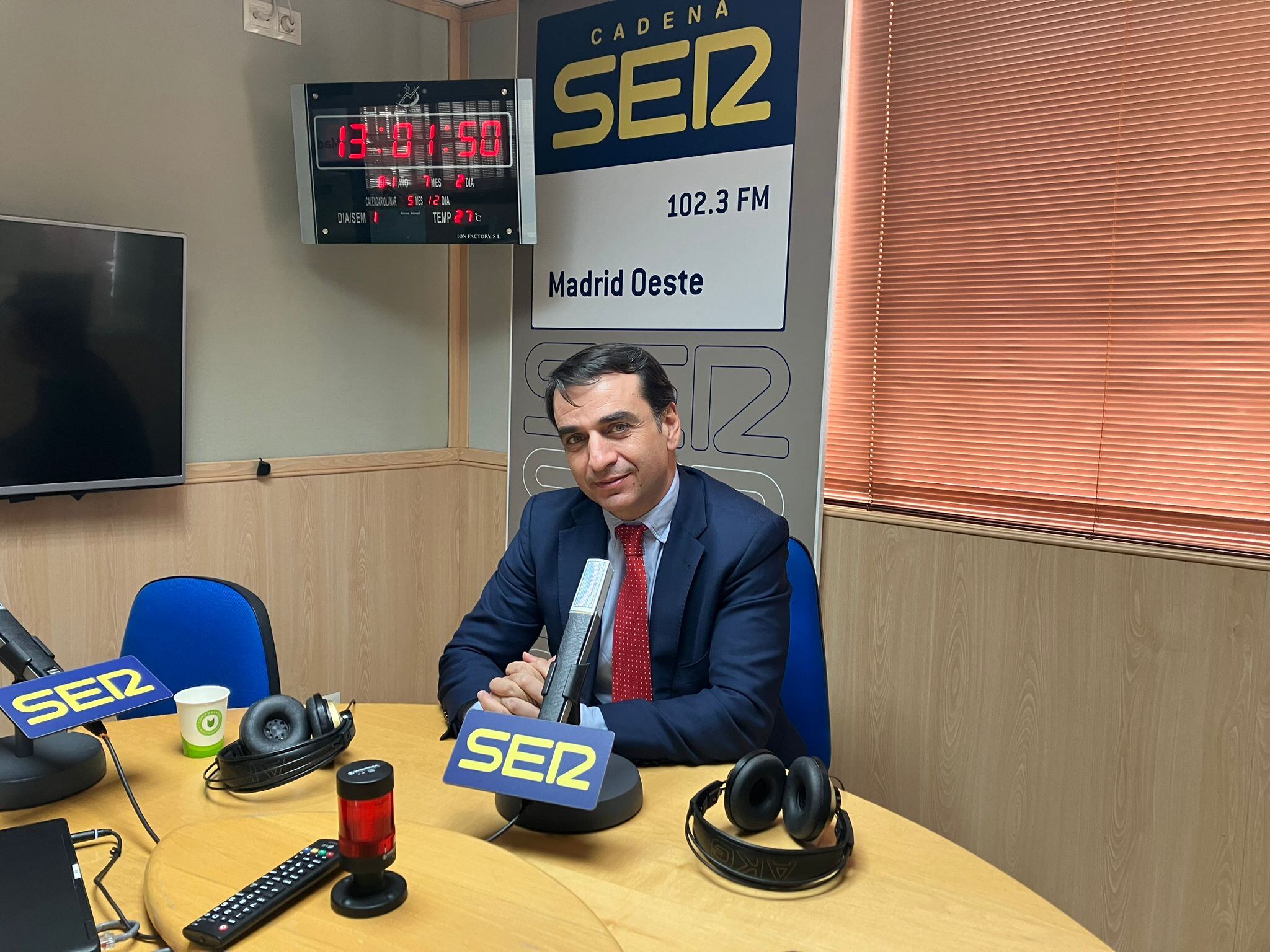 (Foto de archivo) El rector de la Universidad Rey Juan Carlos, Abraham Duarte, en los estudios de Ser Madrid Oeste.