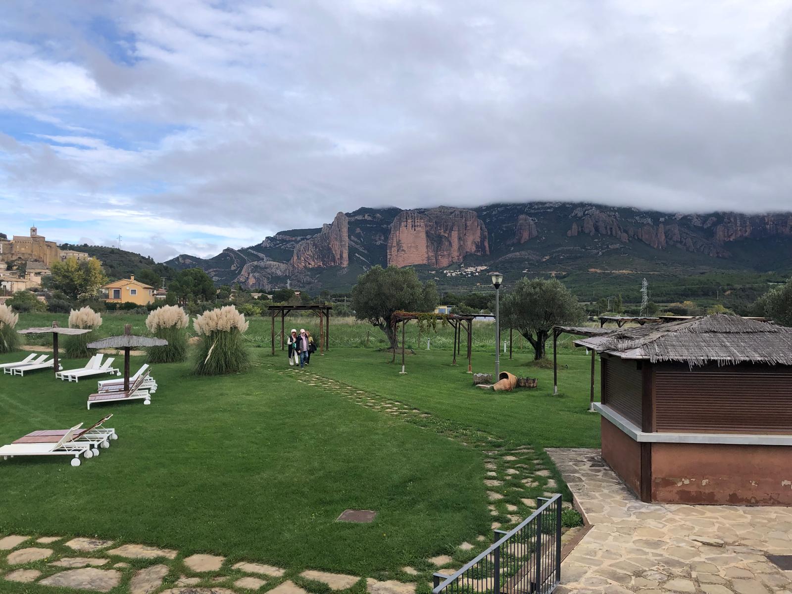 Las personas que participaron en Territorios Mágicos en Huesca se llevaron en la retina una última imagen muy poderosa: la de los Mallos de Riglos desde el Hotel Spa Aguas de los Mallos