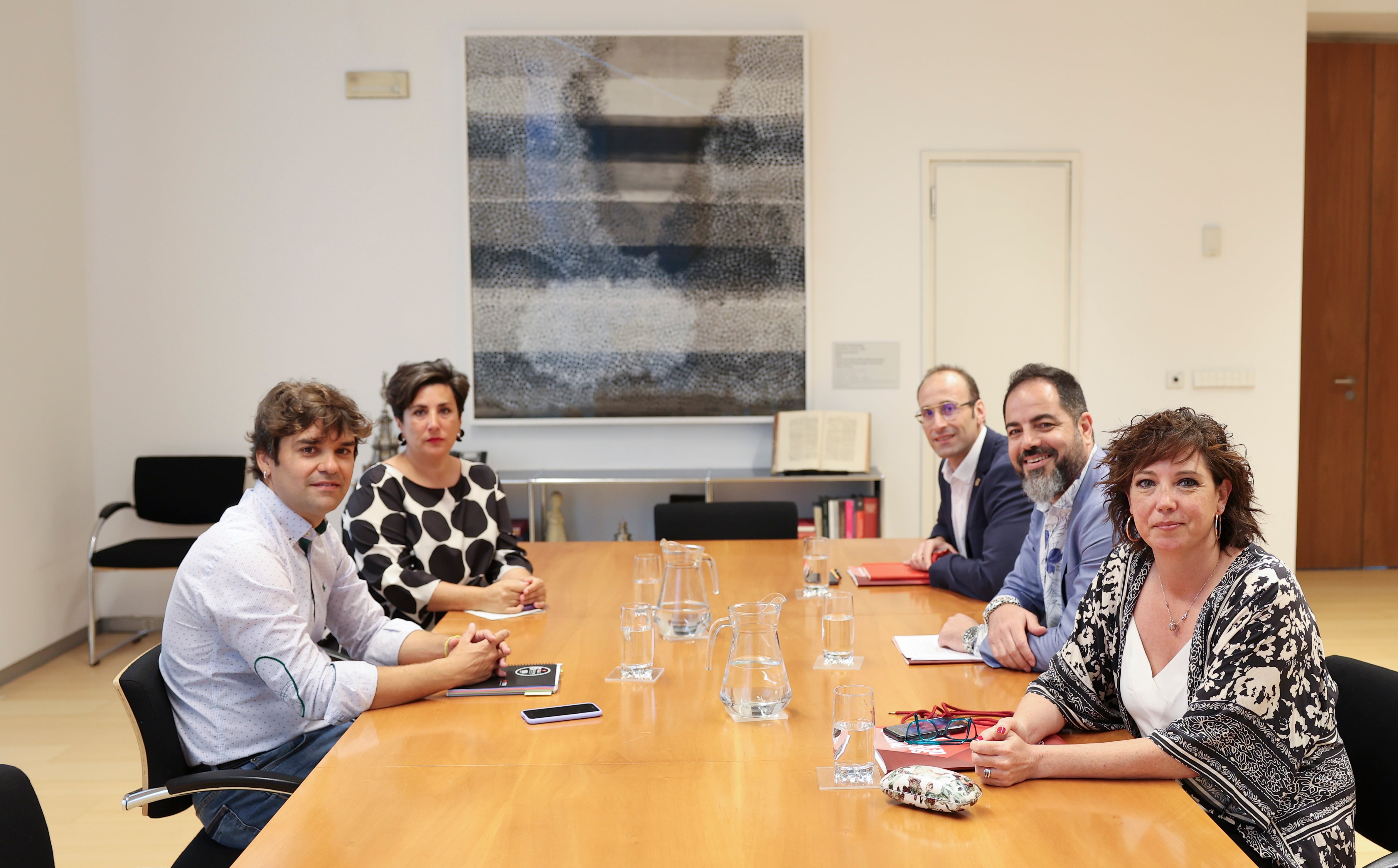 Los representantes del PSN Ramón Alzórriz (2d), Ainhoa Unzu (d) y Jorge Aguirre (3d), y los representantes de Geroa Bai, María Solana (2i) y Pablo Azcona