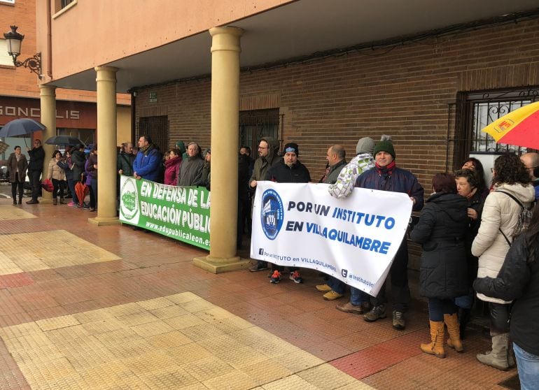 Un grupo de miembros de la plataforma se ha concentrado ante el Ayuntamiento